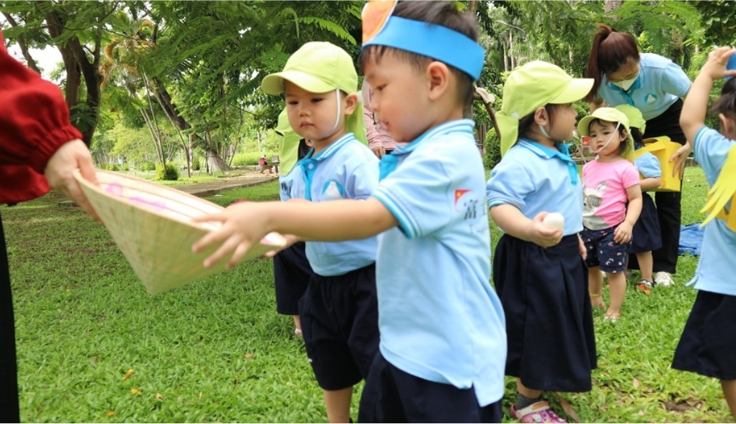 Truy tìm kho báu là trò chơi giúp kích thích sự tò mò, tăng khả năng quan sát ở trẻ